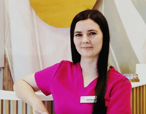 Stomatolodzy pracujący przy użyciu mikroskopu w gabinecie dentystycznym.