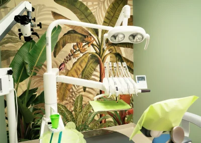 Fotel dentystyczny w nowoczesnym gabinecie z egzotyczną fototapetą.