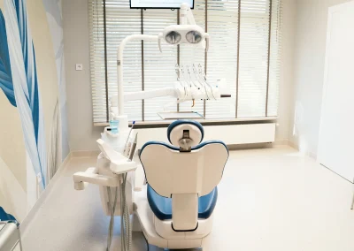 Nowoczesny fotel dentystyczny w jasnym gabinecie stomatologicznym.