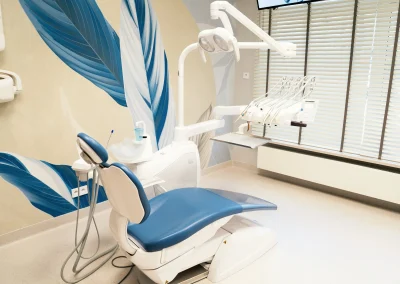 Fotel dentystyczny w nowoczesnym gabinecie stomatologicznym.