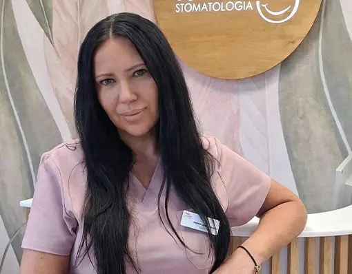 Stomatolodzy pracujący przy użyciu mikroskopu w gabinecie dentystycznym.