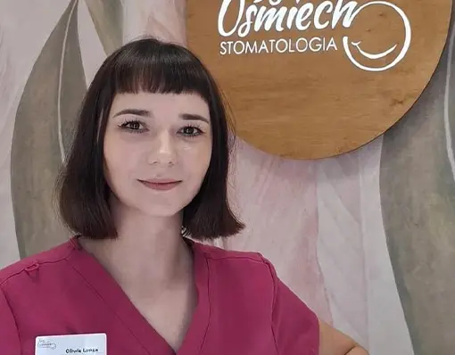 Stomatolodzy pracujący przy użyciu mikroskopu w gabinecie dentystycznym.